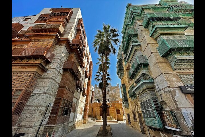 Guided Tour in Jeddah by local woman