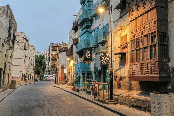 Guided Tour in Jeddah by local woman