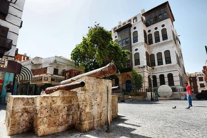 Guided Tour in Jeddah by local woman
