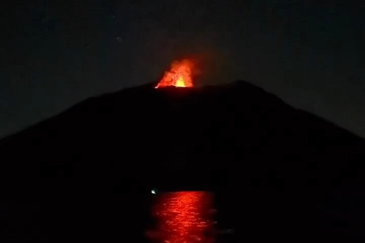 Sciara del Fuoco from the sea with an aperitivo to Ginostra, boat tour