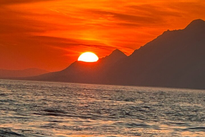 Makarska Sunset Speedboat Tour & Swim Stop on Brač