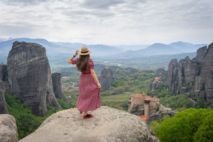 Majestic Sunset Meteora Tour with Local Guide