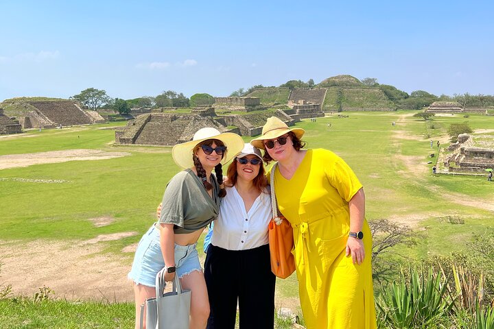 Private Tour: Monte Albán, Hierve el Agua, Teotitlán and Mezcal