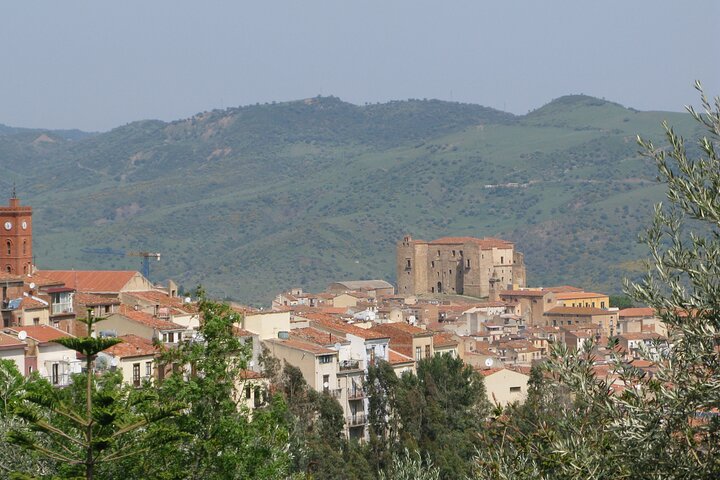 Full Day Private Tour in Medieval Villages and Vineyard in Cefalù