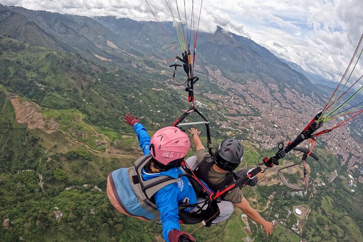 Paragliding flight in Medellin
