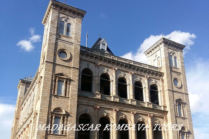 Private Tour of Lemur Park and Queen's Palace