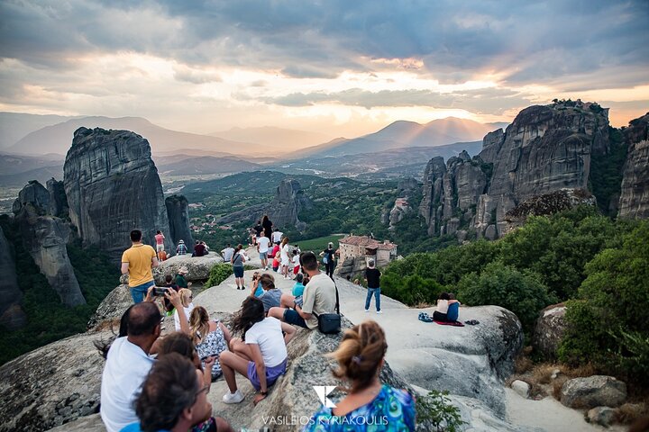 Majestic Sunset Meteora Tour with Local Guide