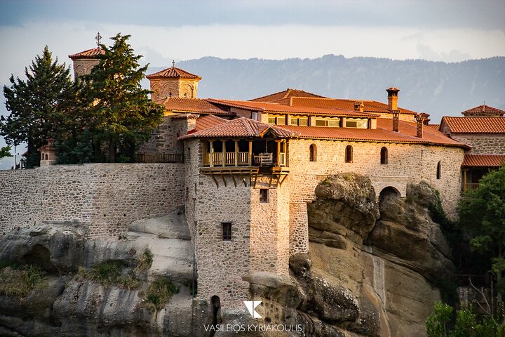 Majestic Sunset Meteora Tour with Local Guide