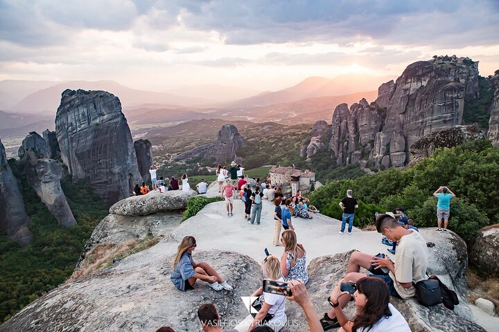 Majestic Sunset Meteora Tour with Local Guide