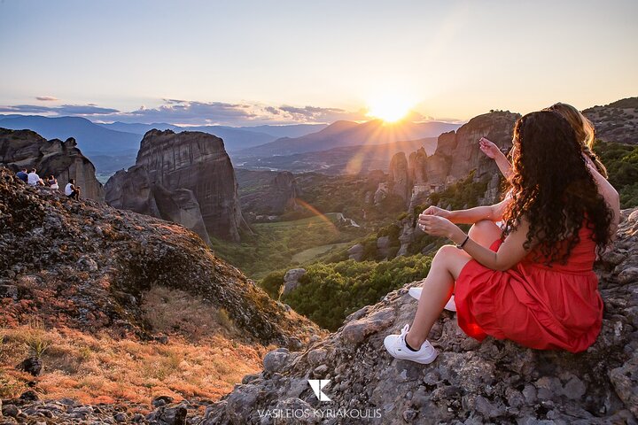 Majestic Sunset Meteora Tour with Local Guide