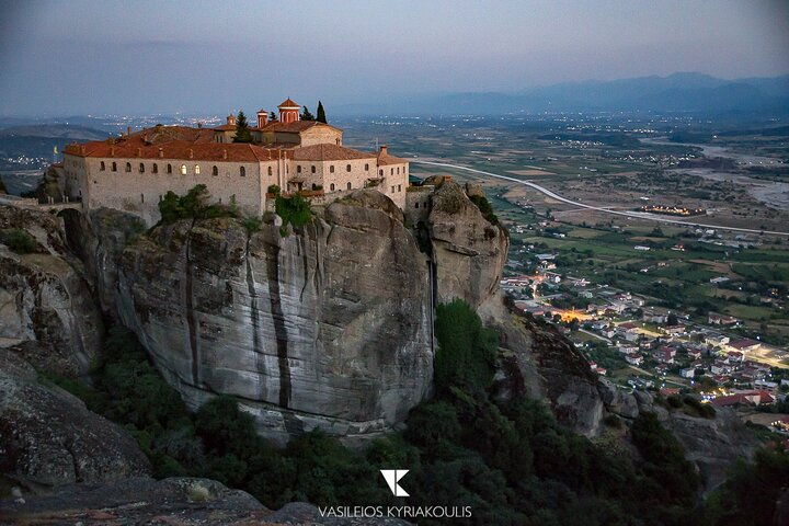 Majestic Sunset Meteora Tour with Local Guide
