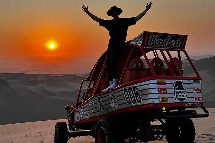 Sunset Experience: Buggy and Sandboarding in Huacachina