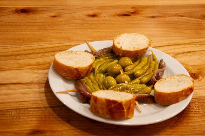 San Sebastian Food & Pintxos Tour with 12 Food & Drinks Tastings