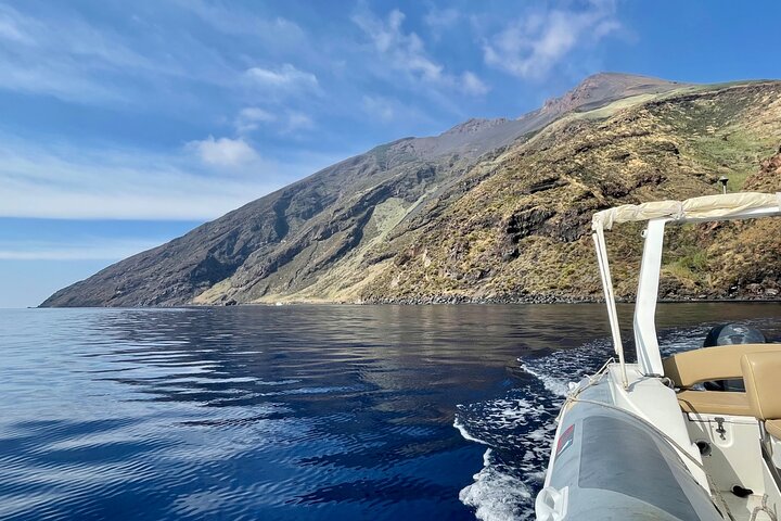 Exclusive tour of Stromboli island, Boat tour with Pasqualo