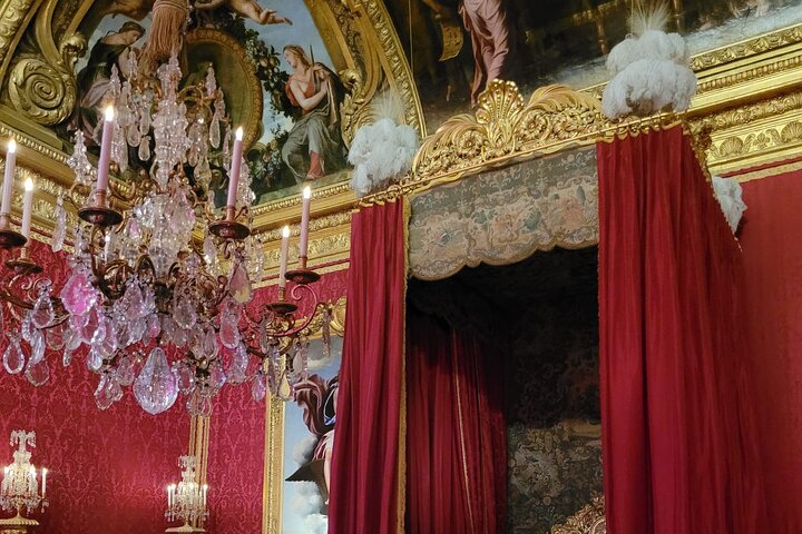 Versailles Palace Guided Tour with Gardens Access