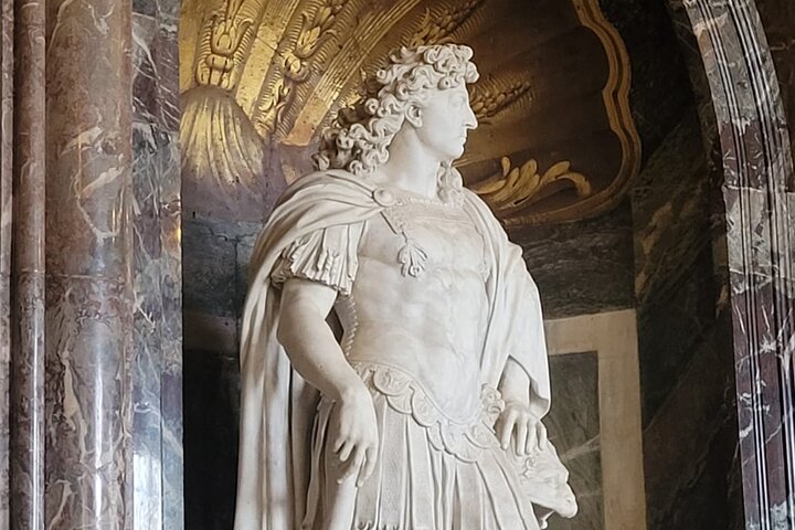Versailles Palace Guided Tour with Gardens Access