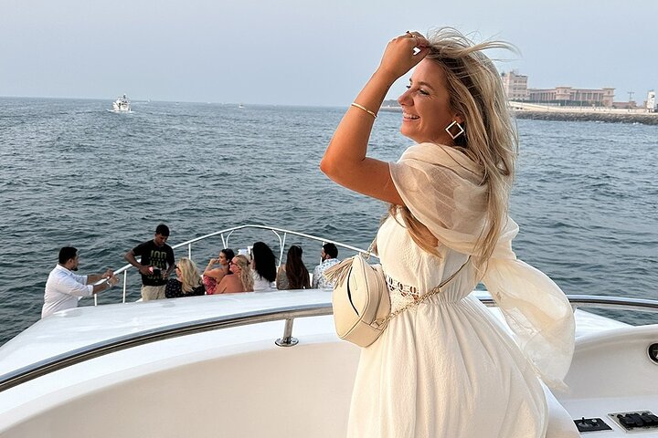 Dubai Marina: Luxury Sunset Yacht Tour with Snacks and Drinks