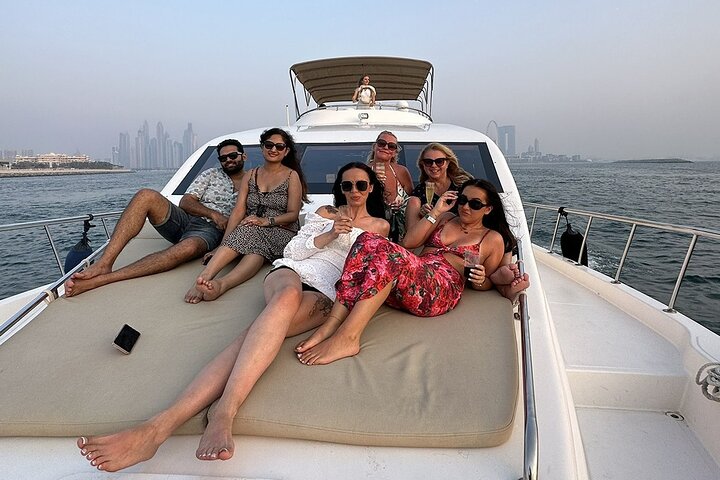 Dubai Marina: Luxury Sunset Yacht Tour with Snacks and Drinks