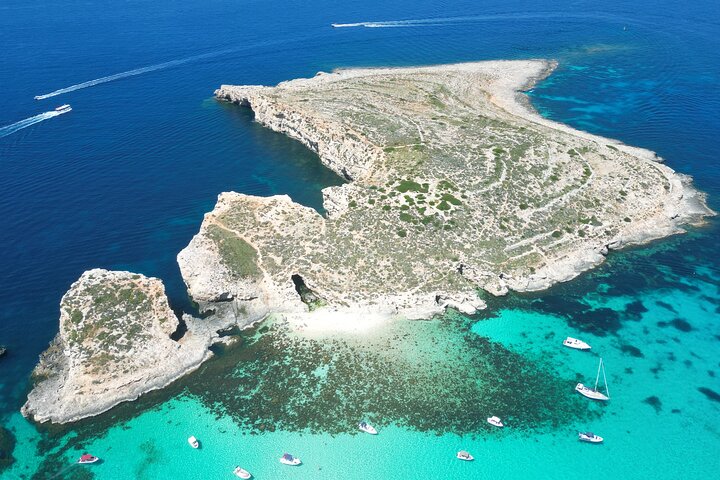 Private Boat Tour: Crystal Lagoon, Blue Lagoon, Comino and Gozo