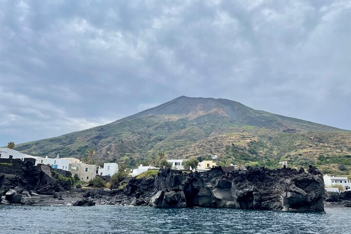 Exclusive tour of Stromboli island, Boat tour with Pasqualo