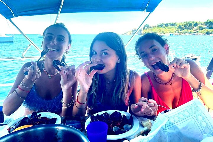 Sailing tour with PAG (AUDIOGUIDE) and typical Sardinian cuisine
