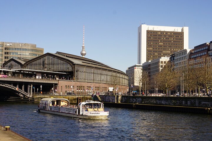 Berlin: 1-hr Boat Tour with Bilingual Live Guide (DE/EN)