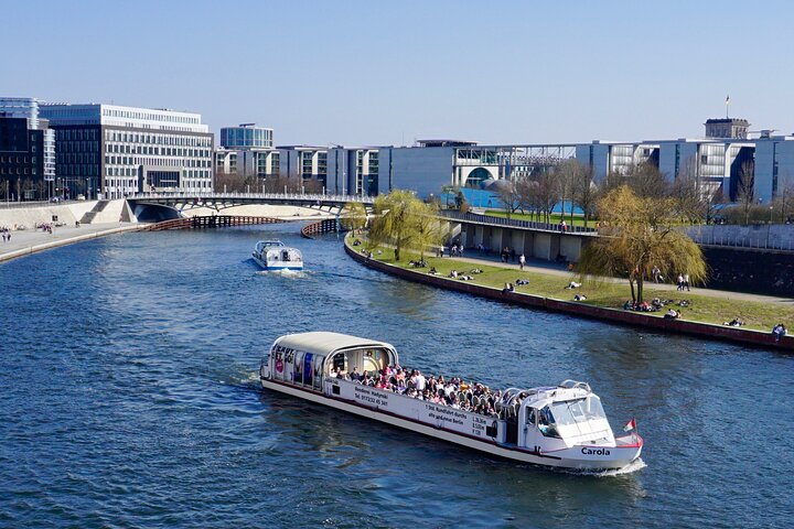 Berlin: 1-hr Boat Tour with Bilingual Live Guide (DE/EN)