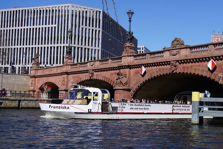 Berlin: 1-hr Boat Tour with Bilingual Live Guide (DE/EN)
