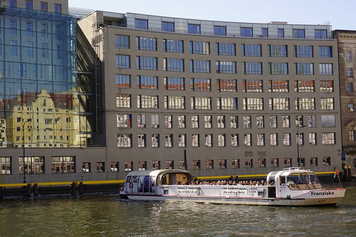 Berlin: 1-hr Boat Tour with Bilingual Live Guide (DE/EN)