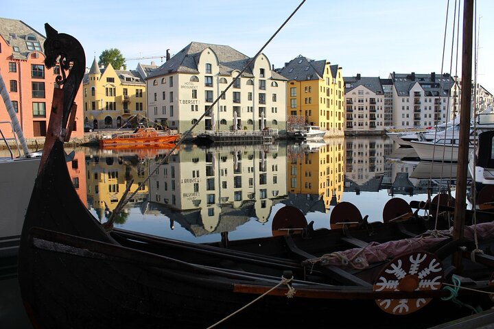 Ålesund Shore Excursion and 6 beautiful highlight stops minibus