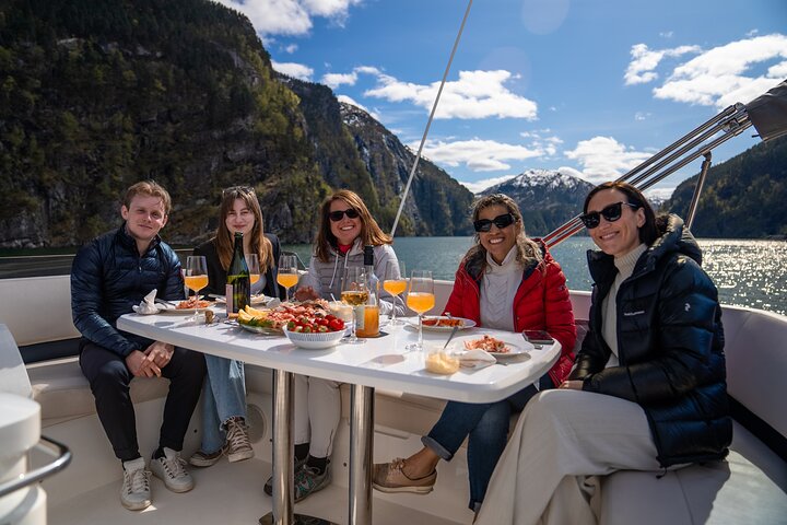 Private yacht Cruise in Flåm and Gudvangen, Nærøyfjord