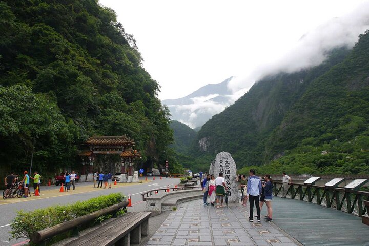 Hualien Day Tour: Taroko Gorge, Qingshui Cliffs & Qixingtan Beach