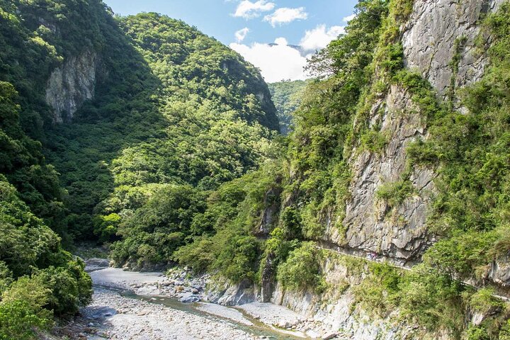 Hualien Day Tour: Taroko Gorge, Qingshui Cliffs & Qixingtan Beach