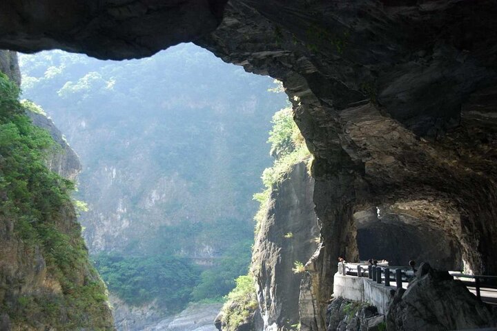 Hualien Day Tour: Taroko Gorge, Qingshui Cliffs & Qixingtan Beach