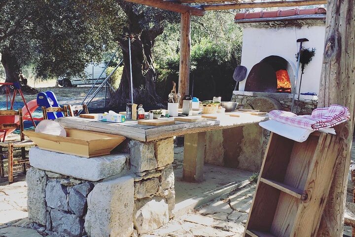 Traditional cooking class in the wood oven