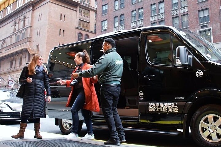 LGA to Manhattan One Way Shared Arrival Transfer