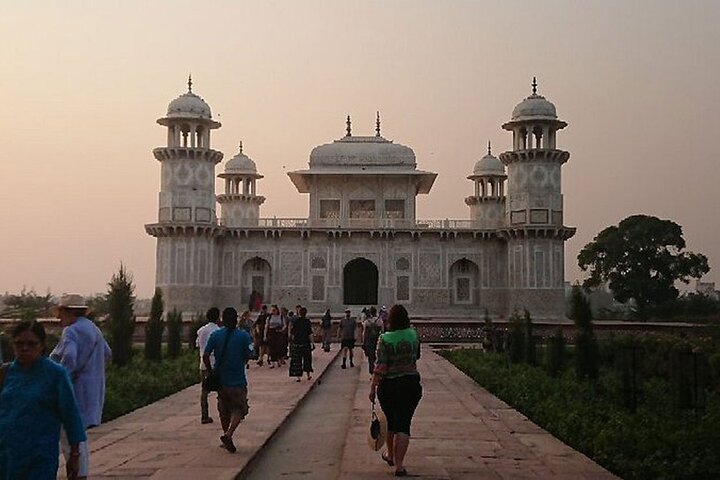 Taj Mahal and Agra Private Car Tour from Delhi with 5* Lunch