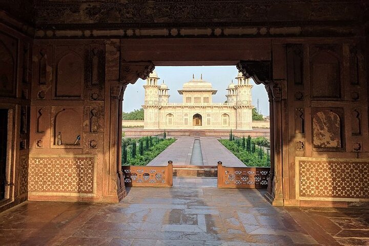 Taj Mahal and Agra Private Car Tour from Delhi with 5* Lunch