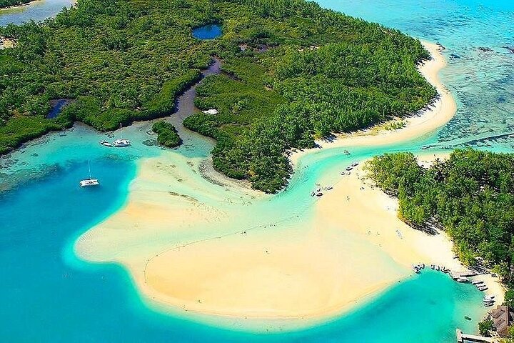 5 Island Speed Boat Tour in Mauritius with Pick up and Drop off