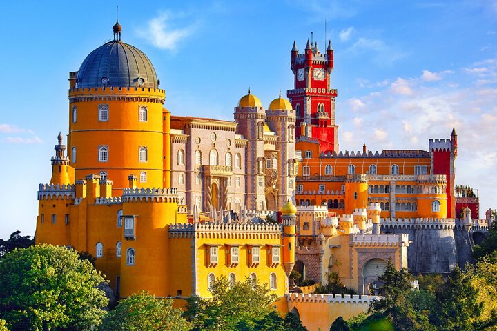 Sintra, Pena Palace, Quinta da Regaleira & Cascais Group Tour