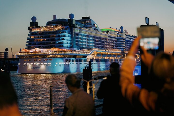 Great light trip 90 minutes in the port of Hamburg