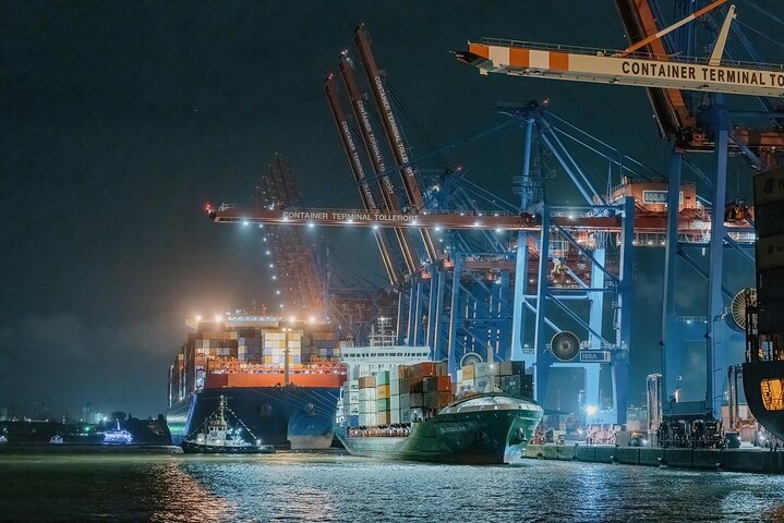 Great light trip 90 minutes in the port of Hamburg