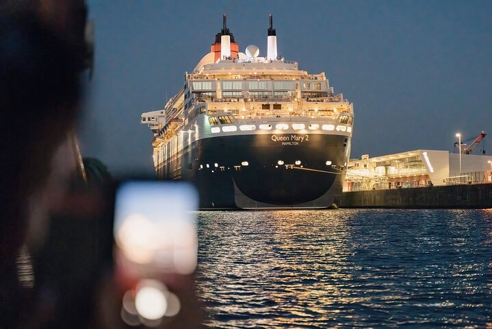 Great light trip 90 minutes in the port of Hamburg