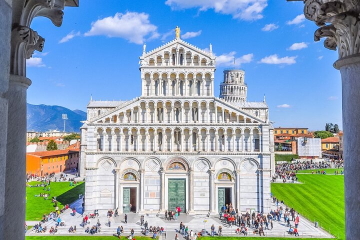 Pisa: Timed Entrance to Leaning Tower & Cathedral with AudioGuide