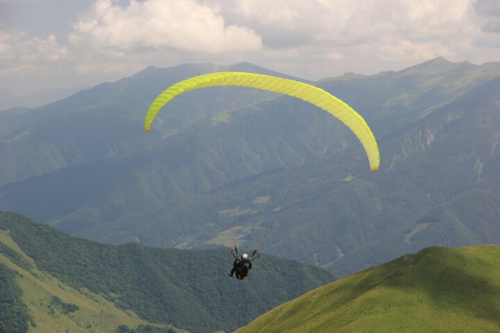 Gudauri: Paragliding with Free HD Video & Hotel Transfer