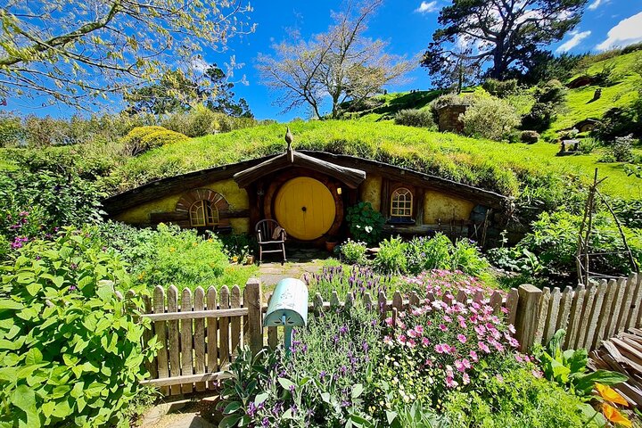 Hobbiton movie set tour and a lot more beautiful NZ sights