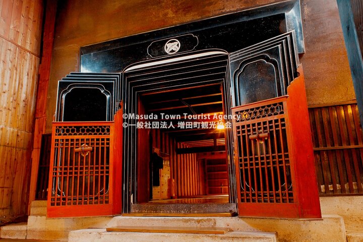 Walking Tour of Wealthy Merchant's Storehouses in Akita