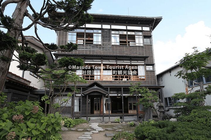Walking Tour of Wealthy Merchant's Storehouses in Akita