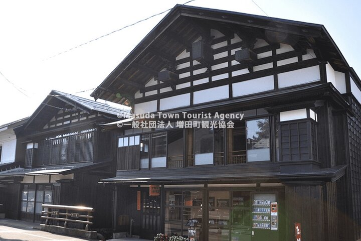 Walking Tour of Wealthy Merchant's Storehouses in Akita
