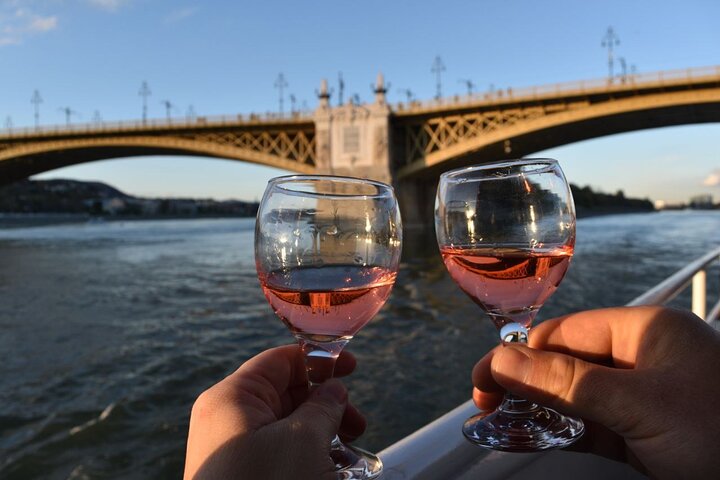 Budapest: 1-Hour Highlights Cruise with Welcome Drink